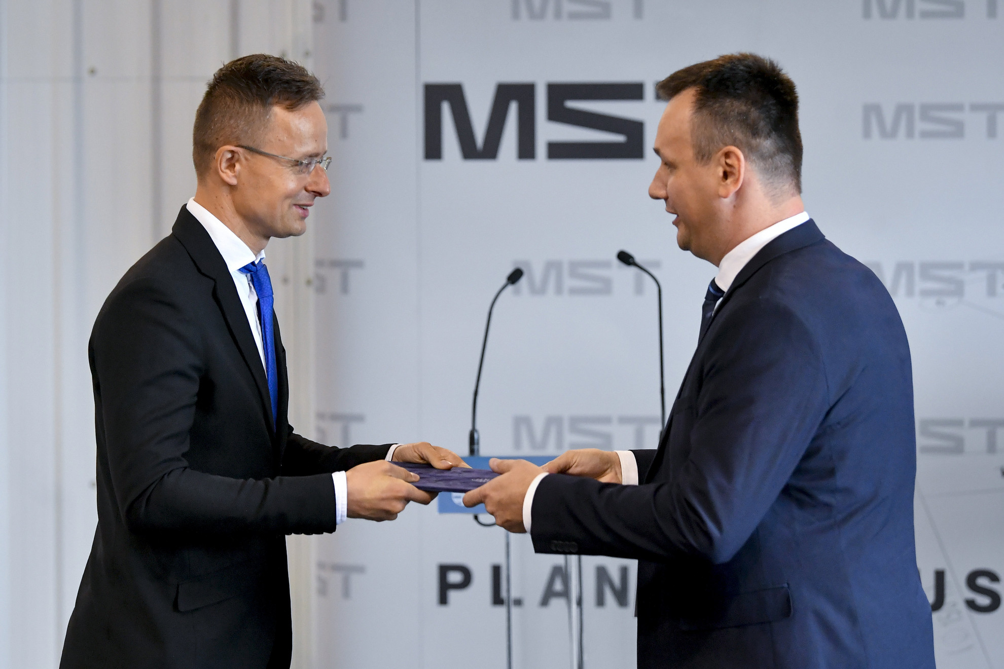 Fotó: MTI/Czeglédi Zsolt Szijjártó Péter (b) átadja a 282 millió forintos versenyképesség-növelő támogatásról szóló szerződést Bocskai Istvánnak, az MST-Engineering Kft. minőségi és értékesítési vezetőjének a cég debreceni üzemcsarnokában