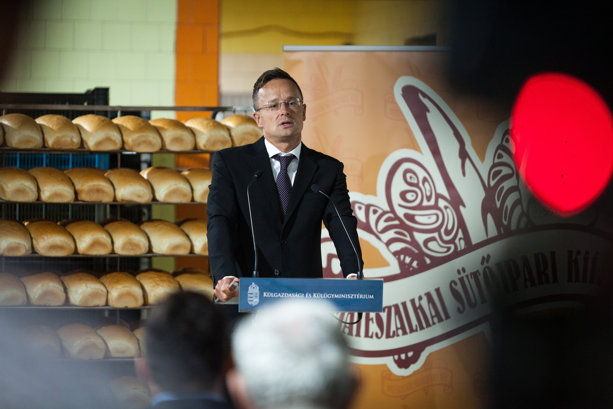 Szijjártó Péter beszédet mond a Sütőipari Kft. mátészalkai üzemében