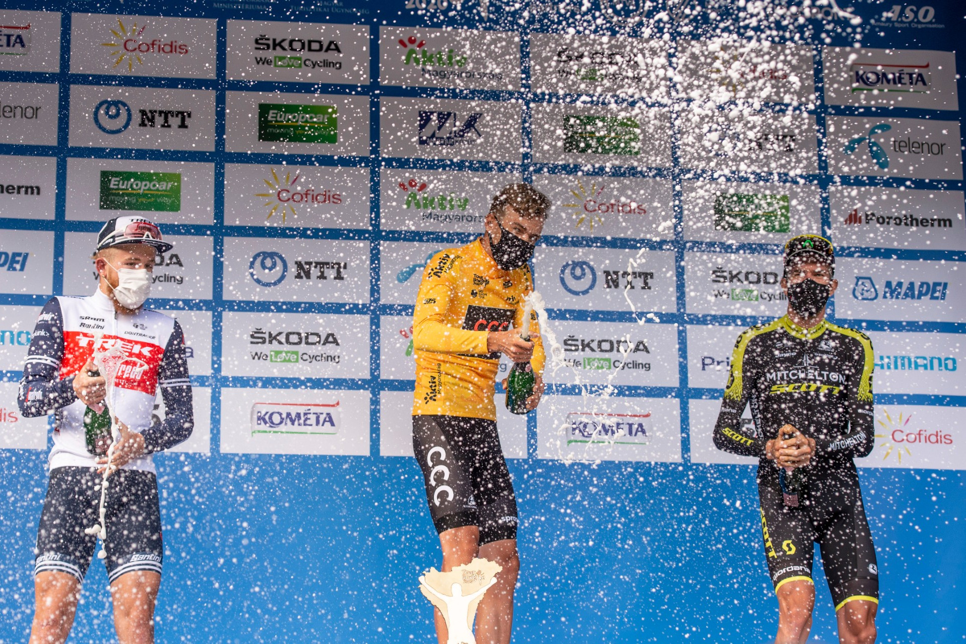 Fotó: MTI/Komka Péter Az összetett- és szakaszgyőztes Valter Attila, a CCC Team versenyzője (k), mellette a második helyezett amerikai Quinn Simmons, a Trek-Segafredo versenyzője (b) és a harmadik helyen végzett ausztrál Damien Howson, a Mitchelton-Scott versenyzője a Tour de Hongrie eredményhirdetésén