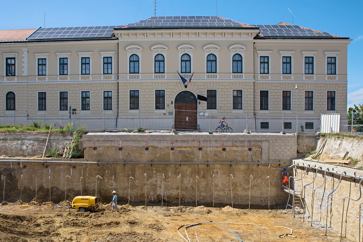 Fotó: MH/Purger Tamás A Modern Városok Program igen hangsúlyos eleme a városrehabilitáció: a program kertében már megújult az 1763-ban épült Mária Magdolna-plébánia épülete,
az 1750-ben épített botfai Erdődy–Hüvös-kastély, és befejeződött az 1765-ben emelt kvártélyház és levéltár felújítása. Most zajlik a Mária Magdolna-templom,
a Göcseji Múzeum felújítása, valamint épül a Mindszentyneum