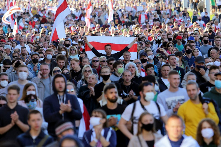 Ismét tízezrek tüntettek Minszkben az elnök távozását követelve