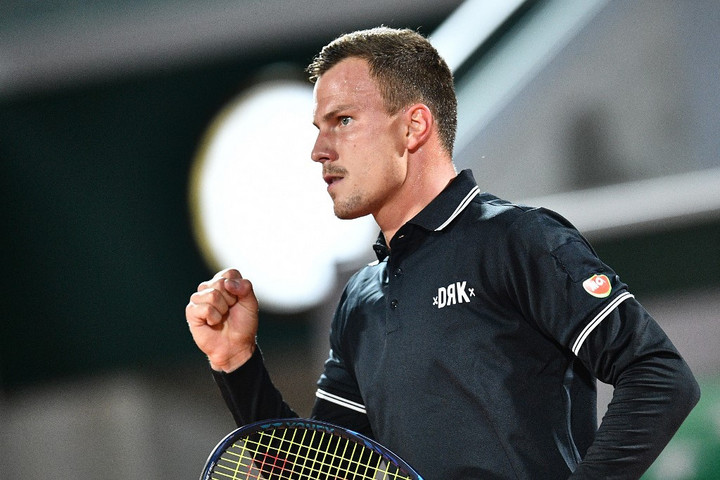 Fotó: AFP/Anne-Christine POUJOULAT Top 10-es teniszezőt vert Fucsovics a Roland Garroson