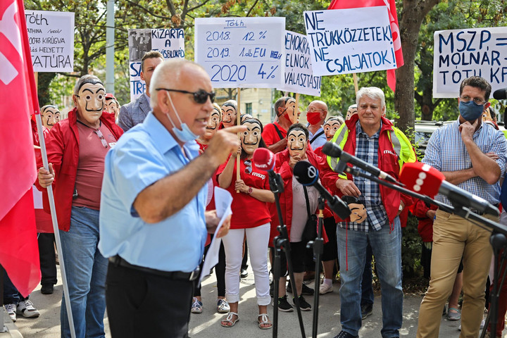 Fotó: MH/Hegedüs Róbert Testőrökkel védte az MSZP elnöke sajátjaiktól a pártszékházat