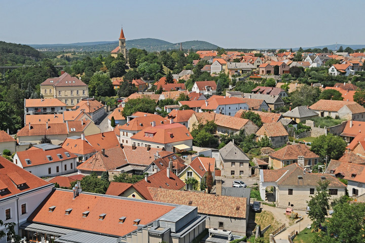 Debrecen és Veszprém a legdrágább városok között