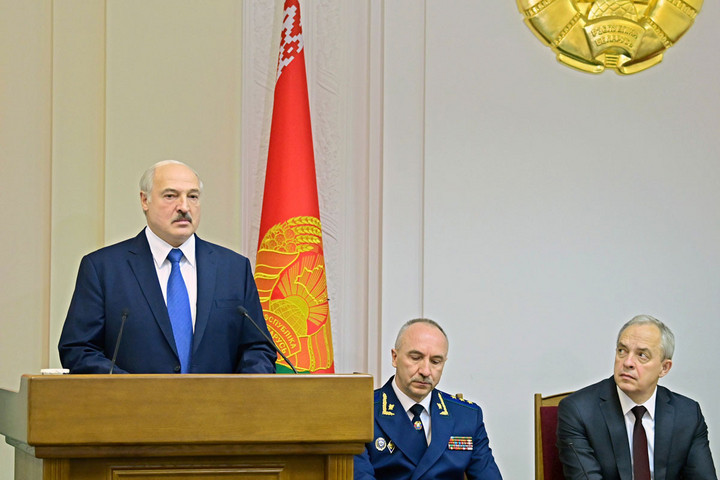 Nem adja át a hatalmat Aljakszandr Lukasenka államfő