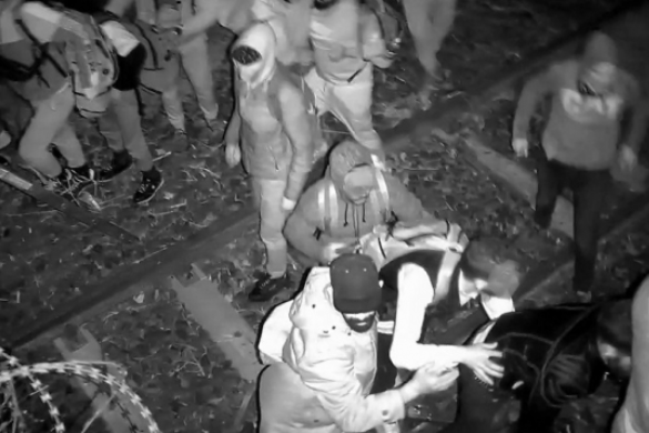 Fotó: police.hu Kövekkel dobálták meg a rendőröket a migránsok Röszkénél