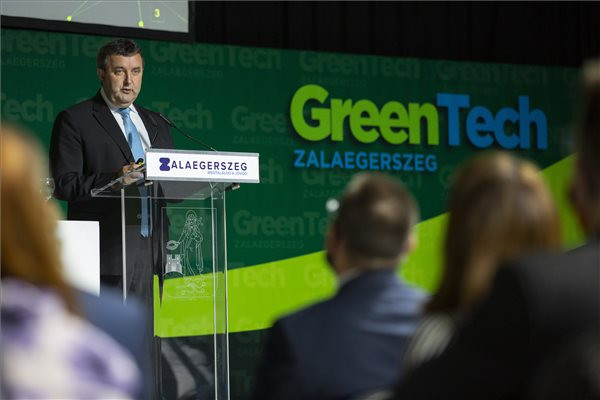 Fotó: MTI/Varga György Családi házak napelemeire is lesz támogatási program