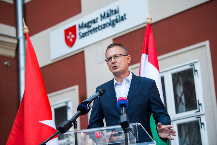 Fotó: MTI/Balogh Zoltán Jégkrémet oszt a hátrányos helyzetű gyerekeknek a Máltai Szeretetszolgálat