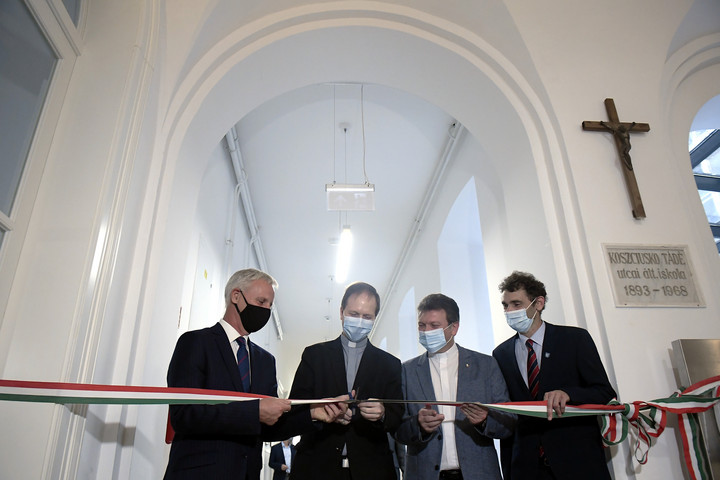 Fotó: MTI/Kovács Tamás Több mint egymilliárd forintból megújult a Szent Gellért Katolikus Általános Iskola és Gimnázium