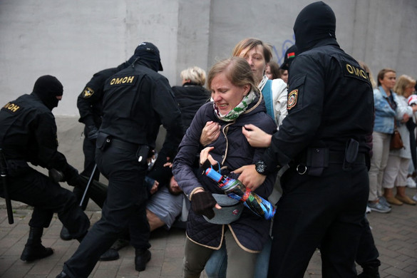 Több tucat tüntetőt őrizetbe vett a rendőrség Minszkben