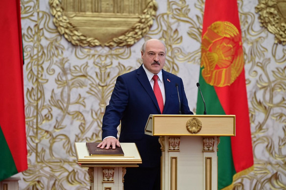 Lukasenka letette a hivatali esküt