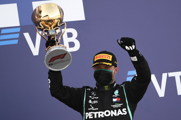 Bottas nyert Hamilton büntetése után