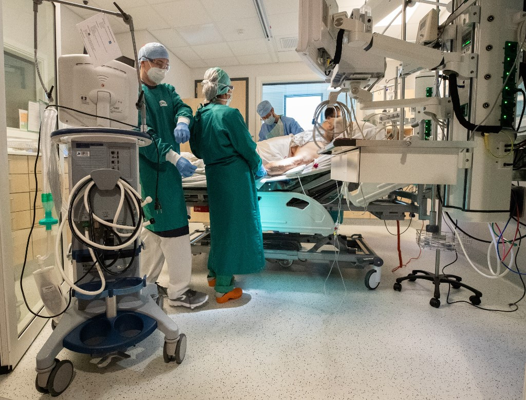 Csaknem tízezer új esetet regisztráltak egy nap alatt Hollandiában
