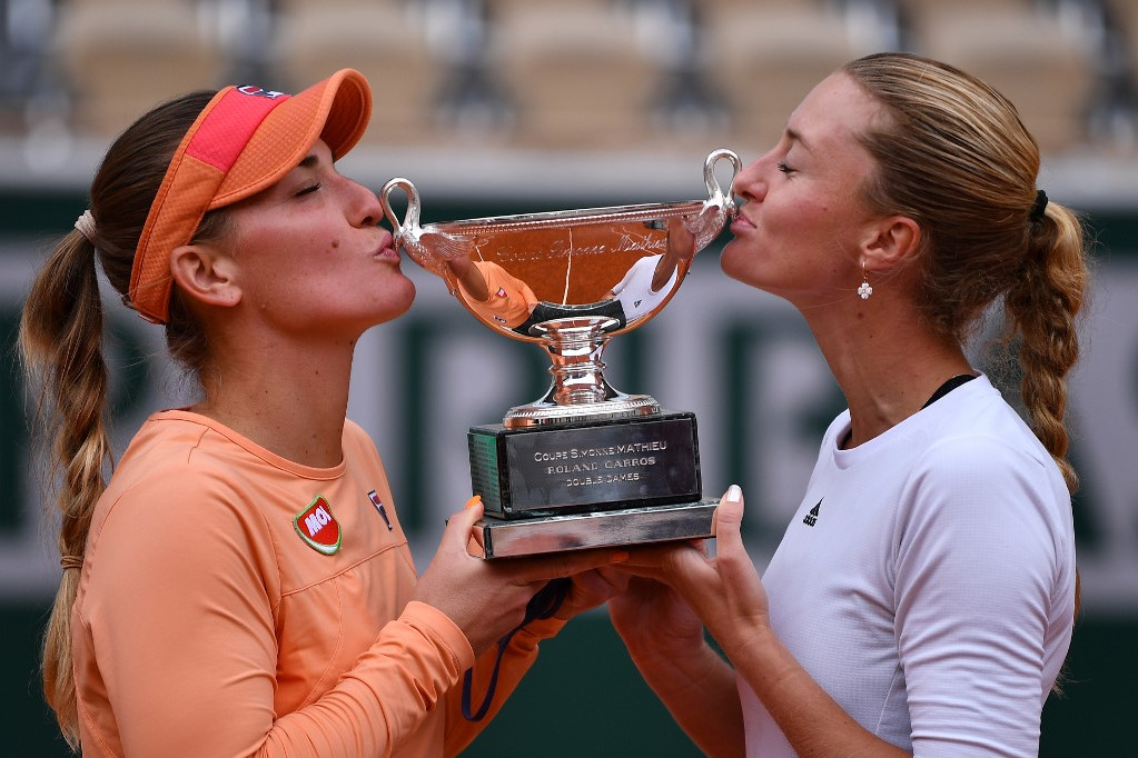Fotó: AFP/Anne-Christine POUJOULAT Babos Tímea (b) és Kristina Mladenovic csókolja a trófeát