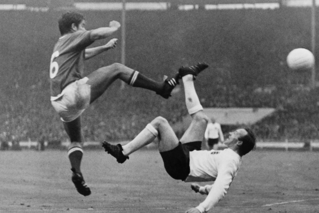Nobby Stiles (jobbra) a francia Robert Budzynskivel csatázik a labdáért az 1966-os vb-n