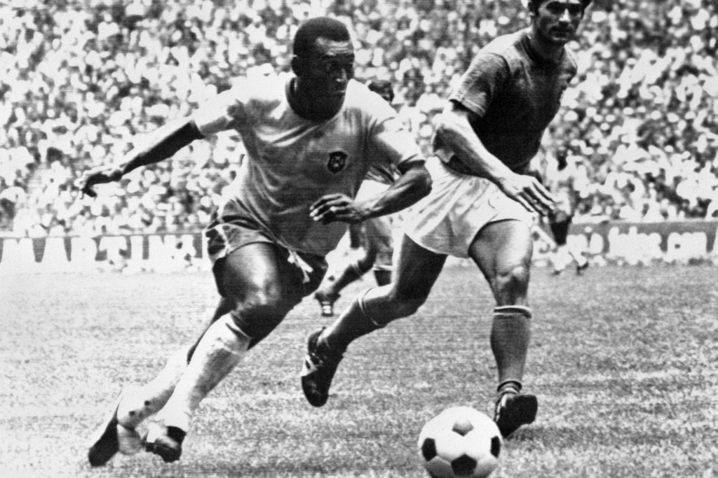 Fotó: AFP/STAFF Pelé robog, az olasz Burgnich a háttérből szemmel veri az 1970-es világbajnoki fináléban