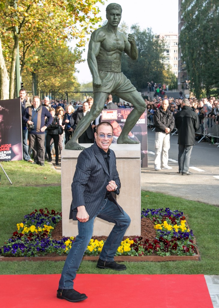 Fotó: AFP/Belga Jean-Claude Van Damme saját szobra előtt pózol Brüsszelben a 2012-es avatóünnepségen