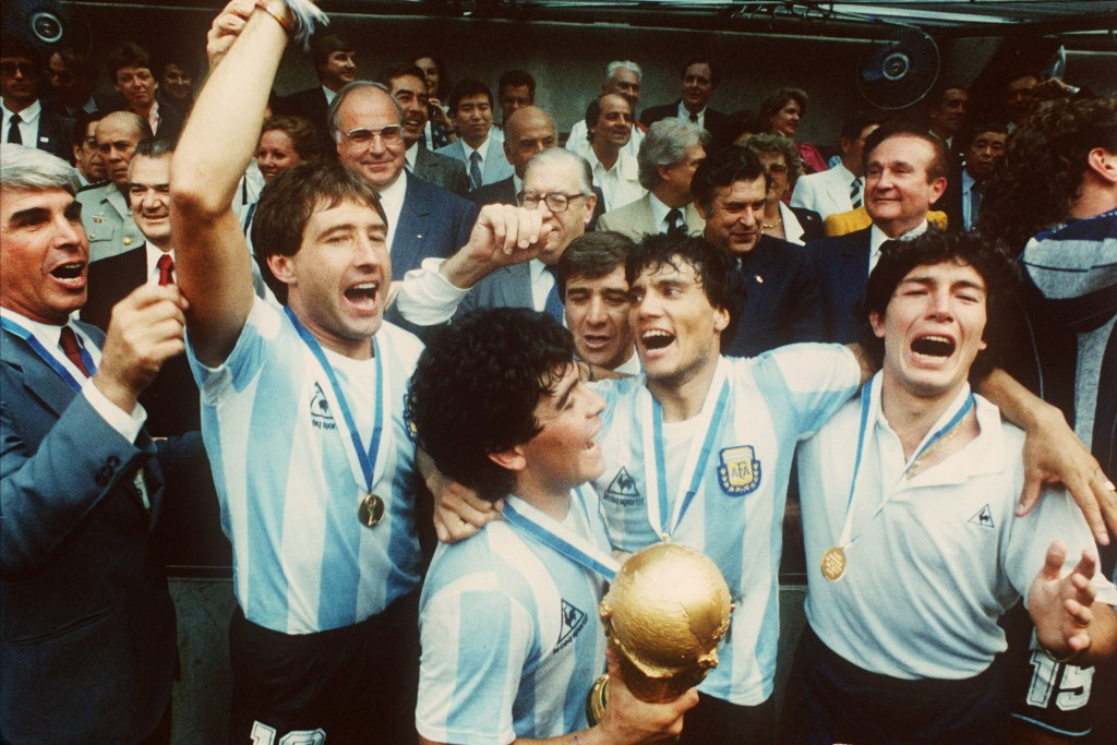 1986: Argentína világbajnok, Maradona kezében a vb-trófea