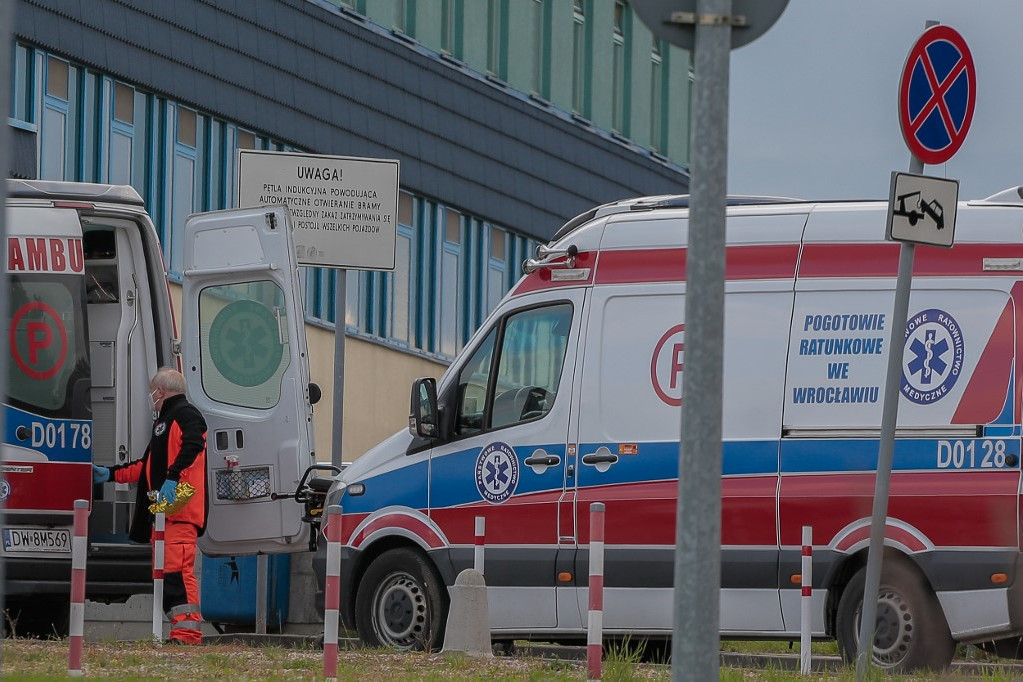 Fotó: AFP/Krzysztof Zatycki Szombattól egész Lengyelországot a legveszélyeztetettebb kategóriát jelentő, piros besorolású járványövezetnek nyilvánítják
