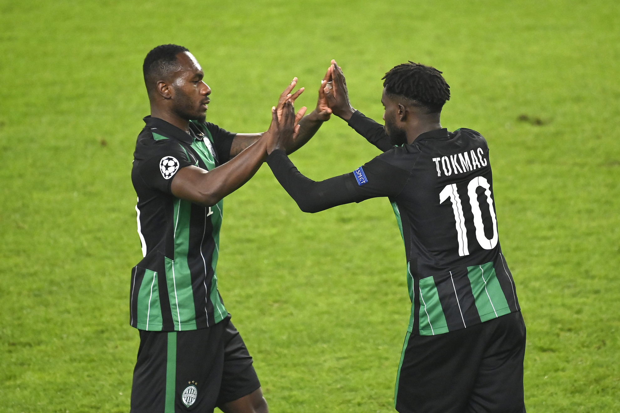Fotó: MTI/Czeglédi Zsolt A Ferencváros két gólszerzője: Franck Boli (balra) és Tokmac Nguen pacsizik