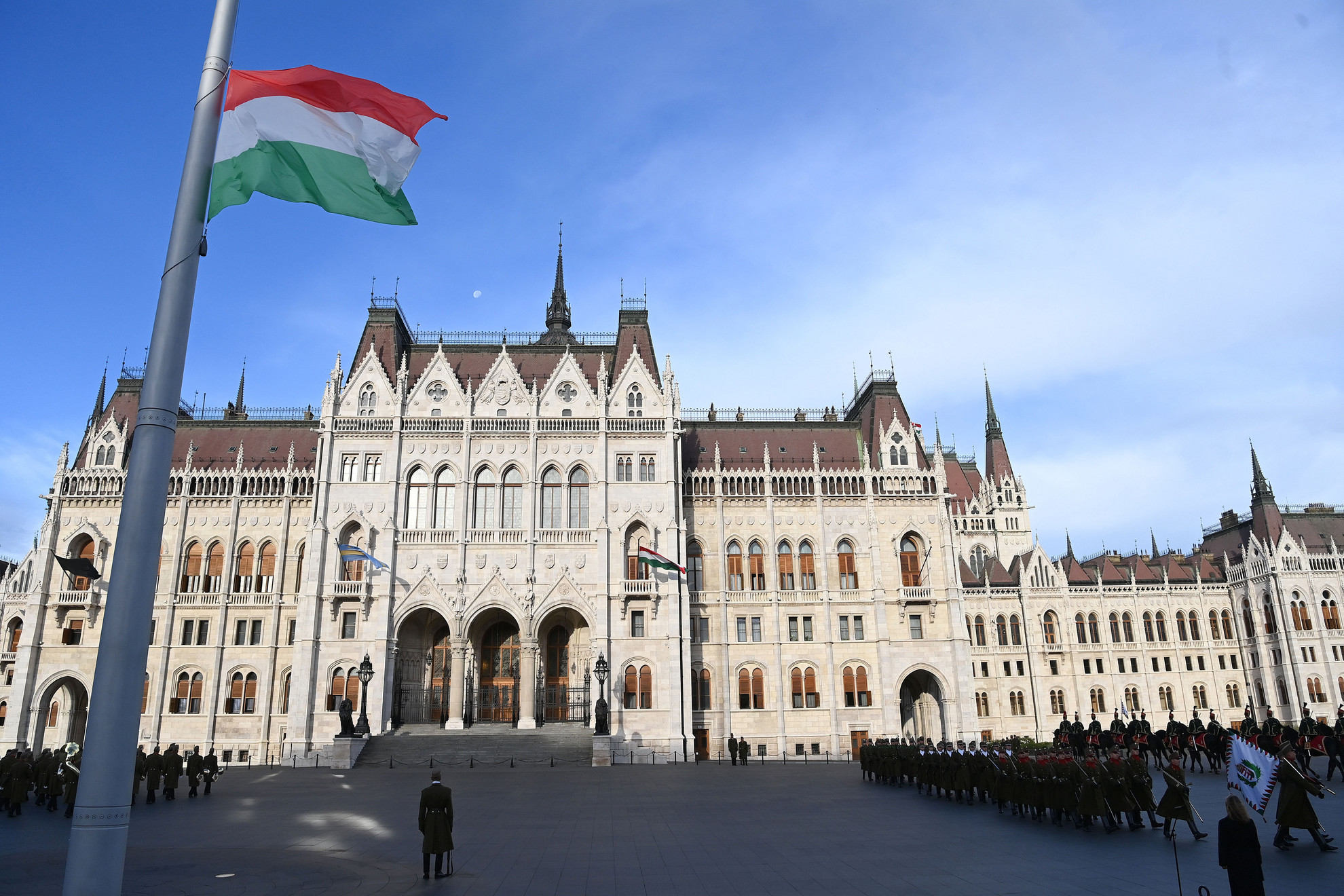 A kegyelet kifejezéseként Magyarország lobogója egész nap félárbócon marad a nemzeti gyásznapon