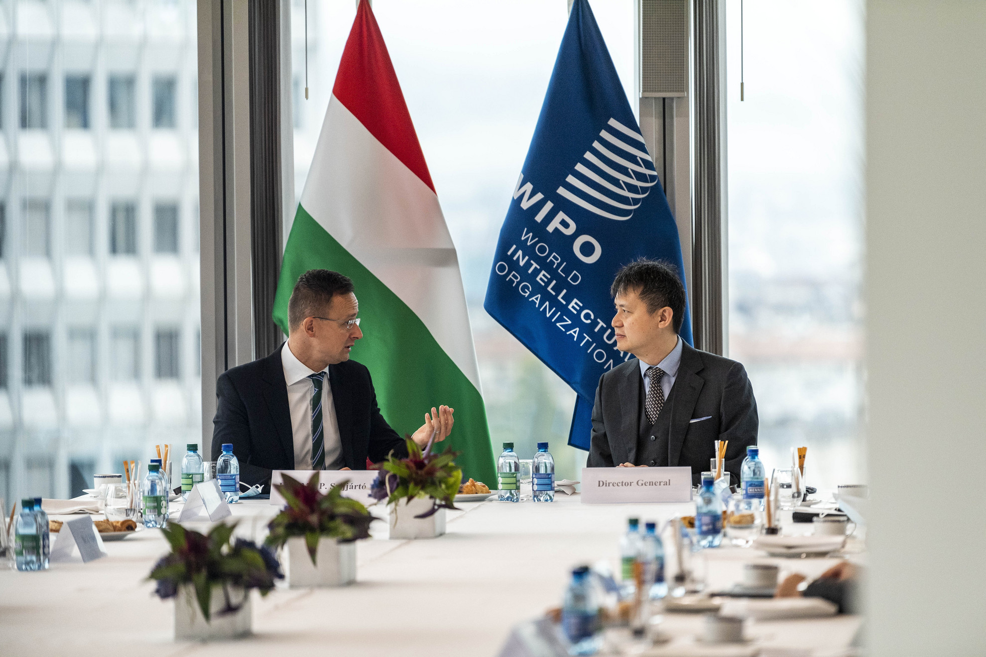 Fotó: MTI/KKM/Király Márton A Külgazdasági és Külügyminisztérium (KKM) által közreadott képen Szijjártó Péter külgazdasági és külügyminiszter (b) és Daren Tang, a WIPO (Szellemi Tulajdon Világszervezete) főigazgatója (j) megbeszélést folytat Genfben