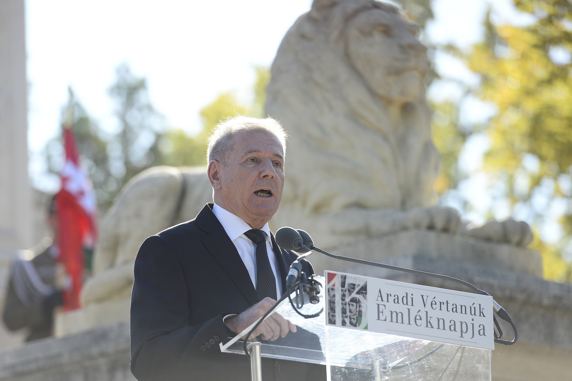 Benkő Tibor honvédelmi miniszter beszédet mond a Fiumei úti nemzeti sírkertben, a Batthyány-mauzóleumnál az aradi vértanúk emléknapja alkalmából tartott rendezvényen 2020. október 6-án