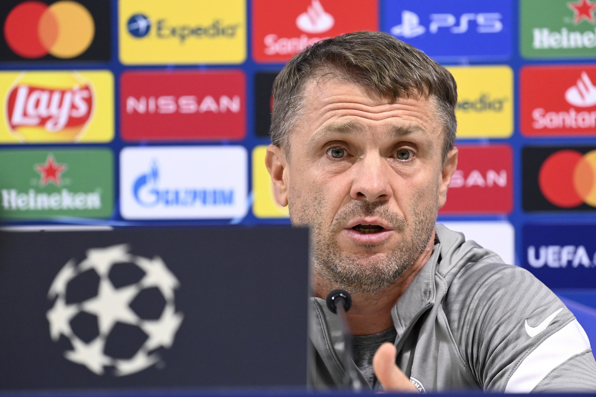 Fotó: MTI/Kovács Tamás Szerhij Rebrov, a Ferencváros labdarúgócsapatának vezetőedzője sajtótájékoztatón a Dinamo Kijev elleni Bajnokok Ligája-csoportmérkőzés előtti napon Budapesten, a Groupama Arénában 2020. október 27-én. A magyar bajnok itt látja vendégül október 28-án este a Dinamo Kijevet második csoportmérkőzésén
