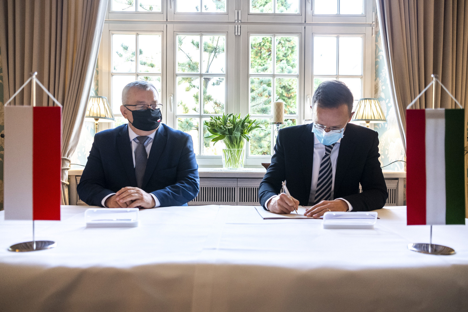 Fotó: MTI/KKM/Király Márton Szijjártó Péter külgazdasági és külügyminiszter (j) és Zbigniew Rau lengyel külügyminiszter találkozója Varsóban 2020. október 22-én
