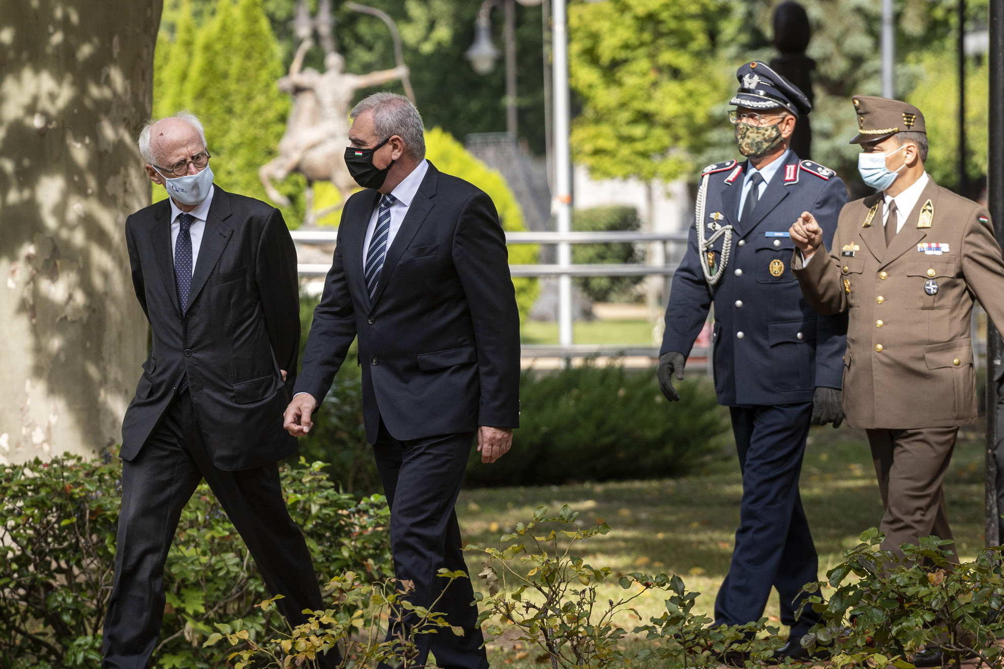 Johannes Haindl, Németország budapesti nagykövete (b) és Szabó István (b2) a Stefánia Palota kertjében