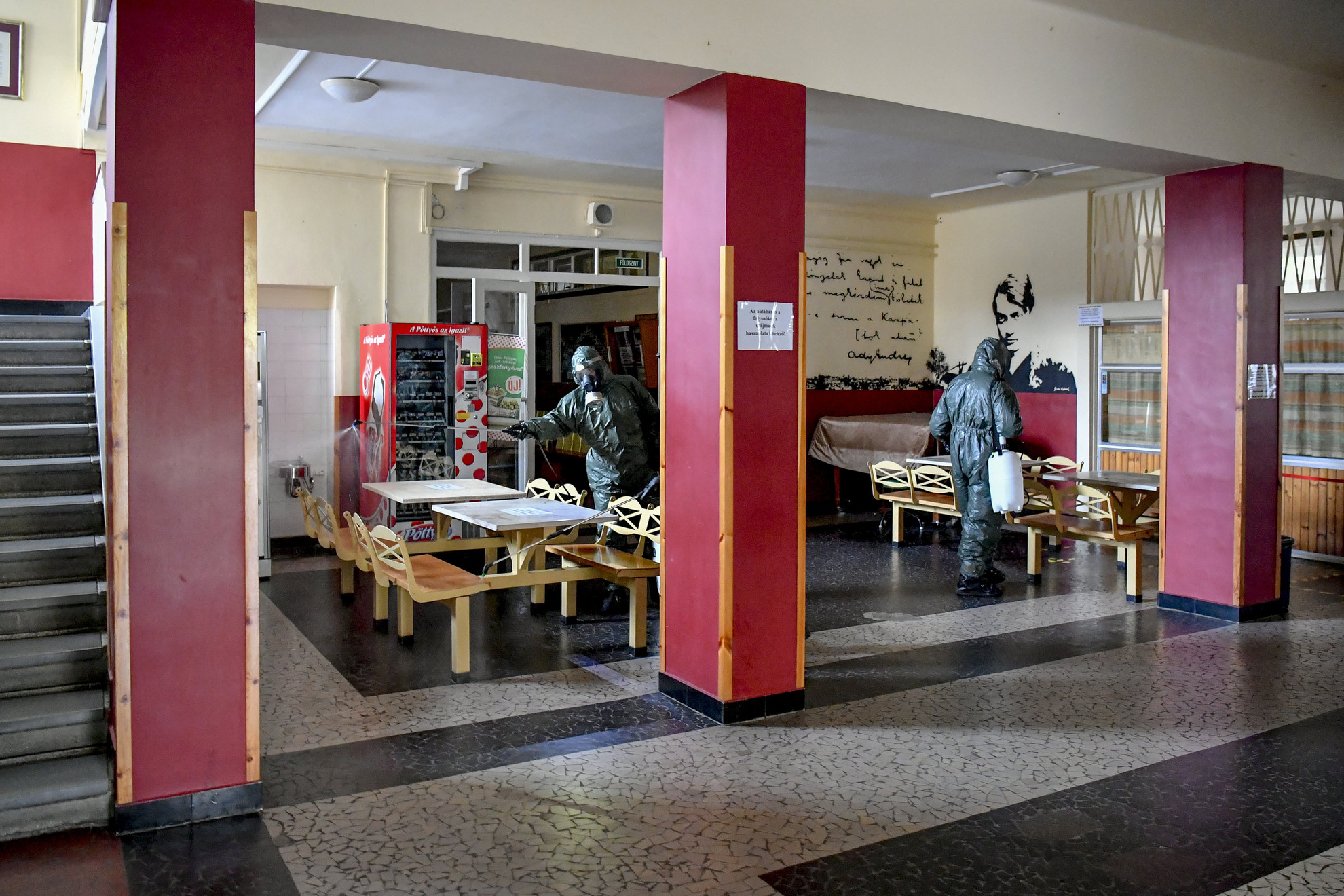 Fotó: MTI/Czeglédi Zsolt Az MH 93. Petőfi Sándor Vegyivédelmi Zászlóalj katonái a debreceni Ady Endre Gimnázium épületében fertőtlenítenek