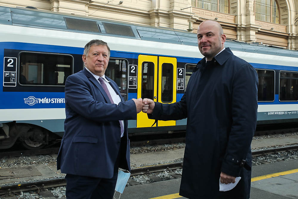 Fotó: MH/Purger Tamás Mosóczi László (b) és Homolya Róbert, a MÁV Zrt. elnök-vezérigazgatója