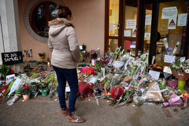 Fotó: AFP/Bertrand Guay Sokkolta Franciaországot a történelemtanár elleni merénylet