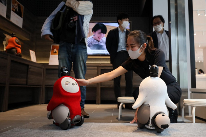Fotó: AFP/Yomiuri/Kunihiko Miura Robotokkal enyhítik az emberi kapcsolatok hiányát Japánban