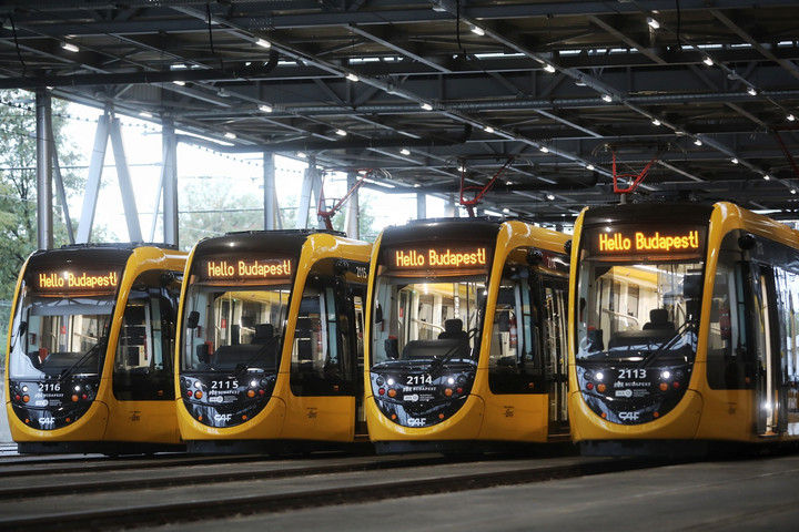 Négy új hosszú CAF-villamos áll forgalomba Budapesten