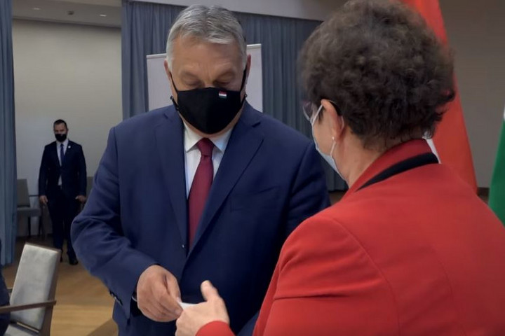 Fotó: Facebook/Orbán Viktor Orbán Viktor hálamaszkot adott Müller Cecíliának