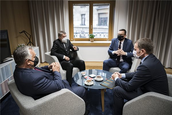 Fotó: MTI/EPA/Benko Vivien Cher Megkezdődött az Európai Tanács rendkívüli ülése