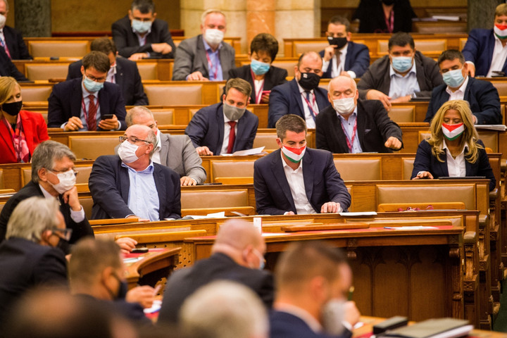 Fotó: MTI/Balogh Zoltán A parlament előtt a törlesztési moratórium meghosszabbításáról szóló törvényjavaslat