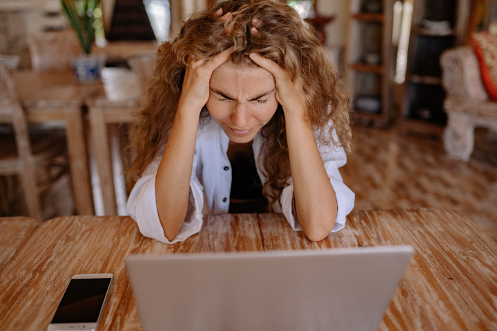 Több oka is lehet a munkahelyi migrénnek