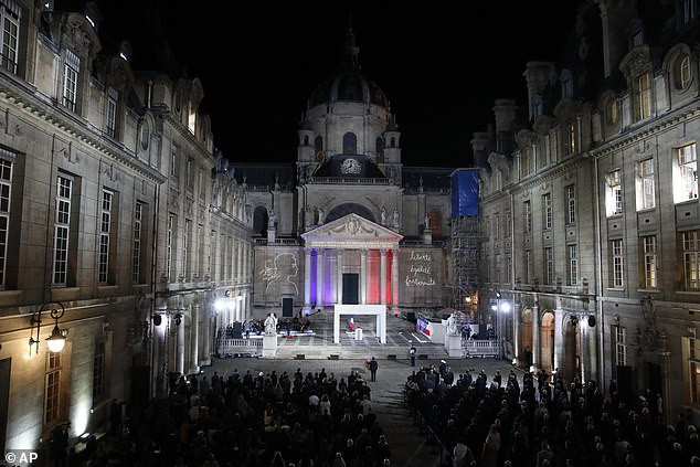 Fotó: AFP/Francois Mori Tízéveseket is kihallgatott a rendőrség a francia tanárgyilkosság ügyében