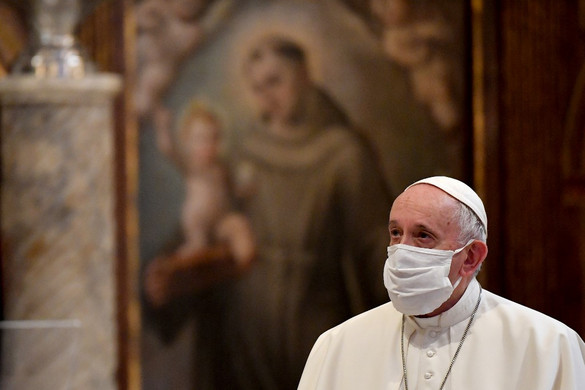 Ferenc pápa először vezetett szájmaszkban szertartást