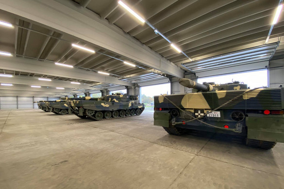 Új hangárokat kaptak a frissen érkezett Leopard harcjárművek