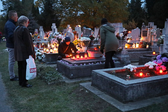 Tovább tartanak nyitva a fővárosi temetők