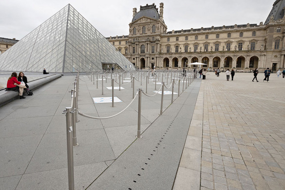 Bombariadó miatt bezárt a párizsi Louvre