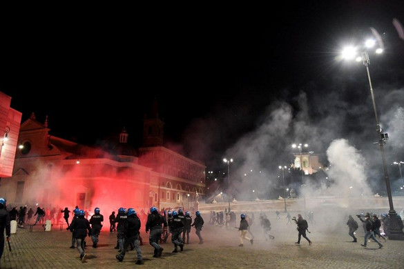 Több tucat embert vettek őrizetbe a varsói Covid-ellenes tüntetésen