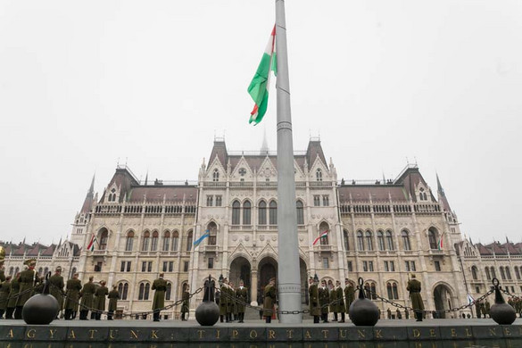 Felvonták a nemzeti lobogót a Parlament előtt