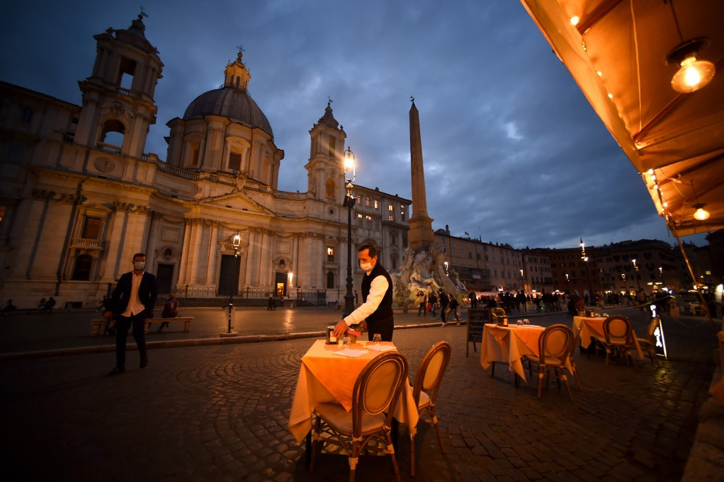 Alig néhányan lézengnek a római Piazza Navonán