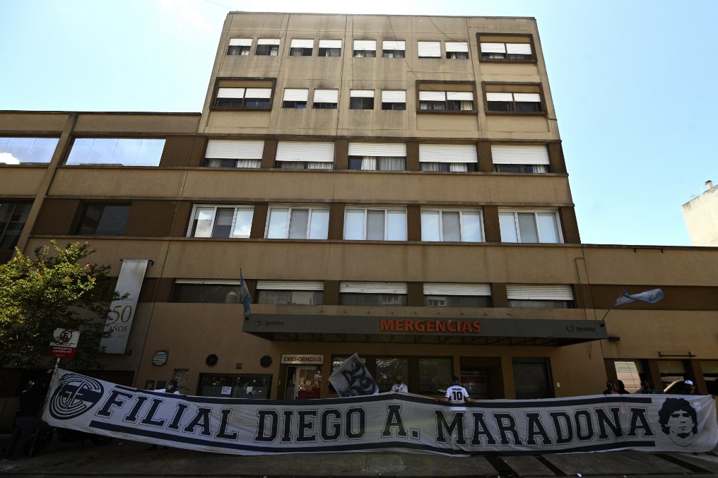 Fotó: AFP/Juan Mabromata Rajongói a kórház elé vonulva üzentek a betegeskedő Maradonának