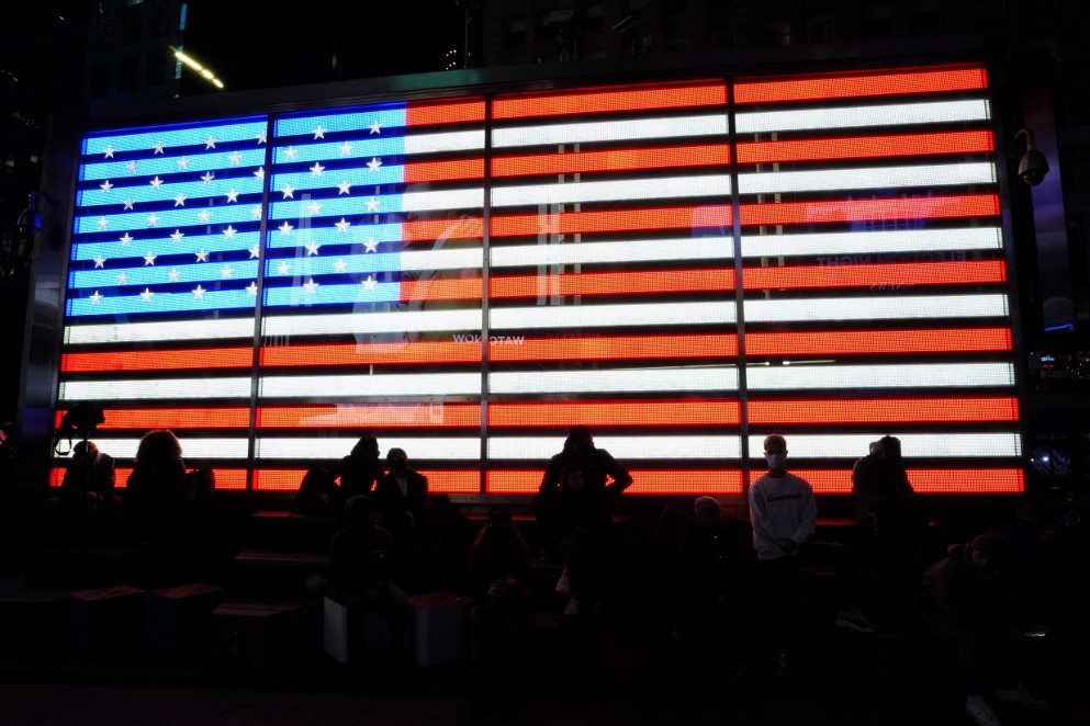 A Nw York-i Times Square-en figyelik a választási eseményeket a polgárok éjjel