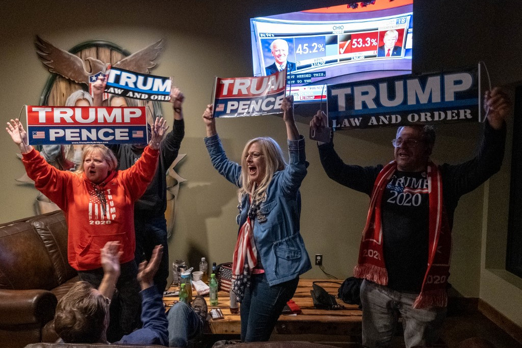 Lelkes Trump-támogatók figyelik az elnökválasztás eseményeit